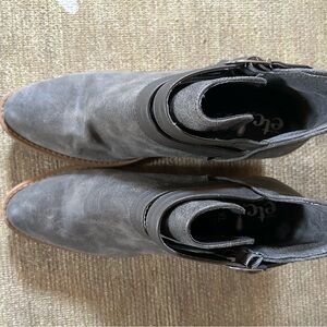 Women’s Etc brand grey ankle boots. Size 10.